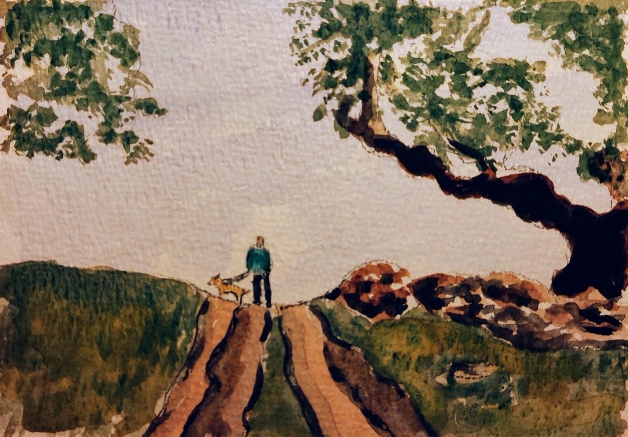 Aquarel schilderij van een persoon die een hond uitlaat op een zandpad door een landelijk landschap met grote bomen