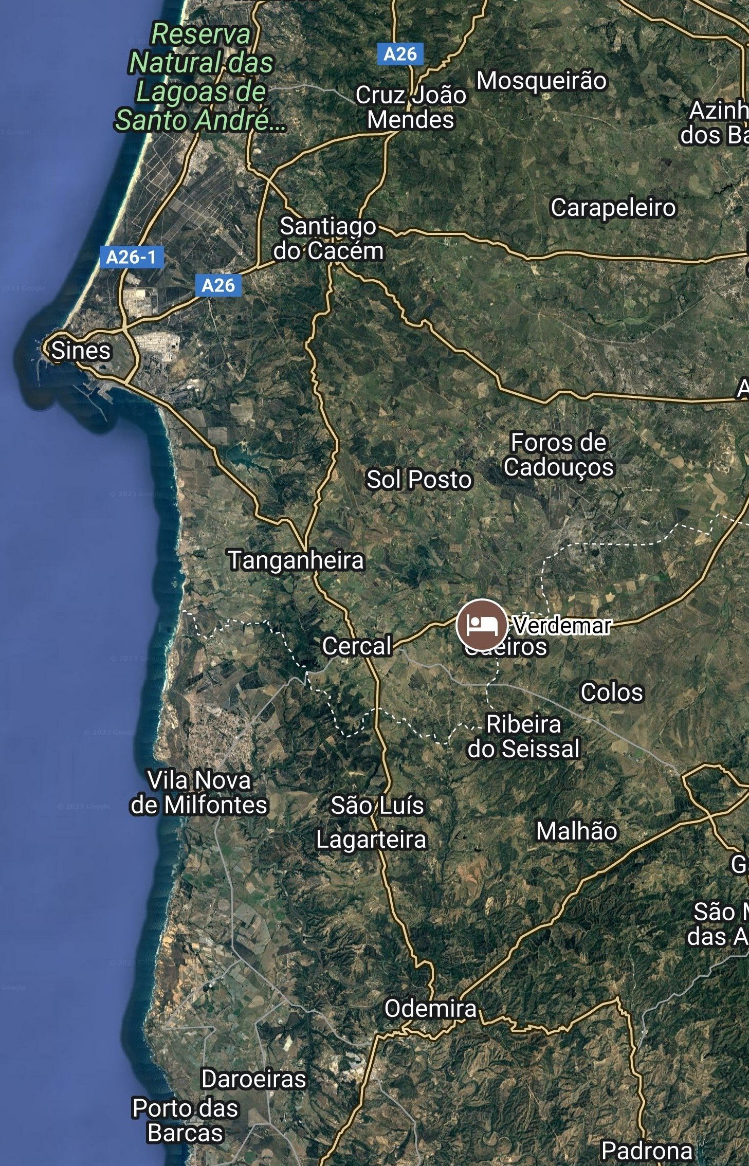 Satellitenkarte der Küste des Alentejo in Portugal, mit einer Stecknadel, die Verdemar Oueiros bei Cercal markiert